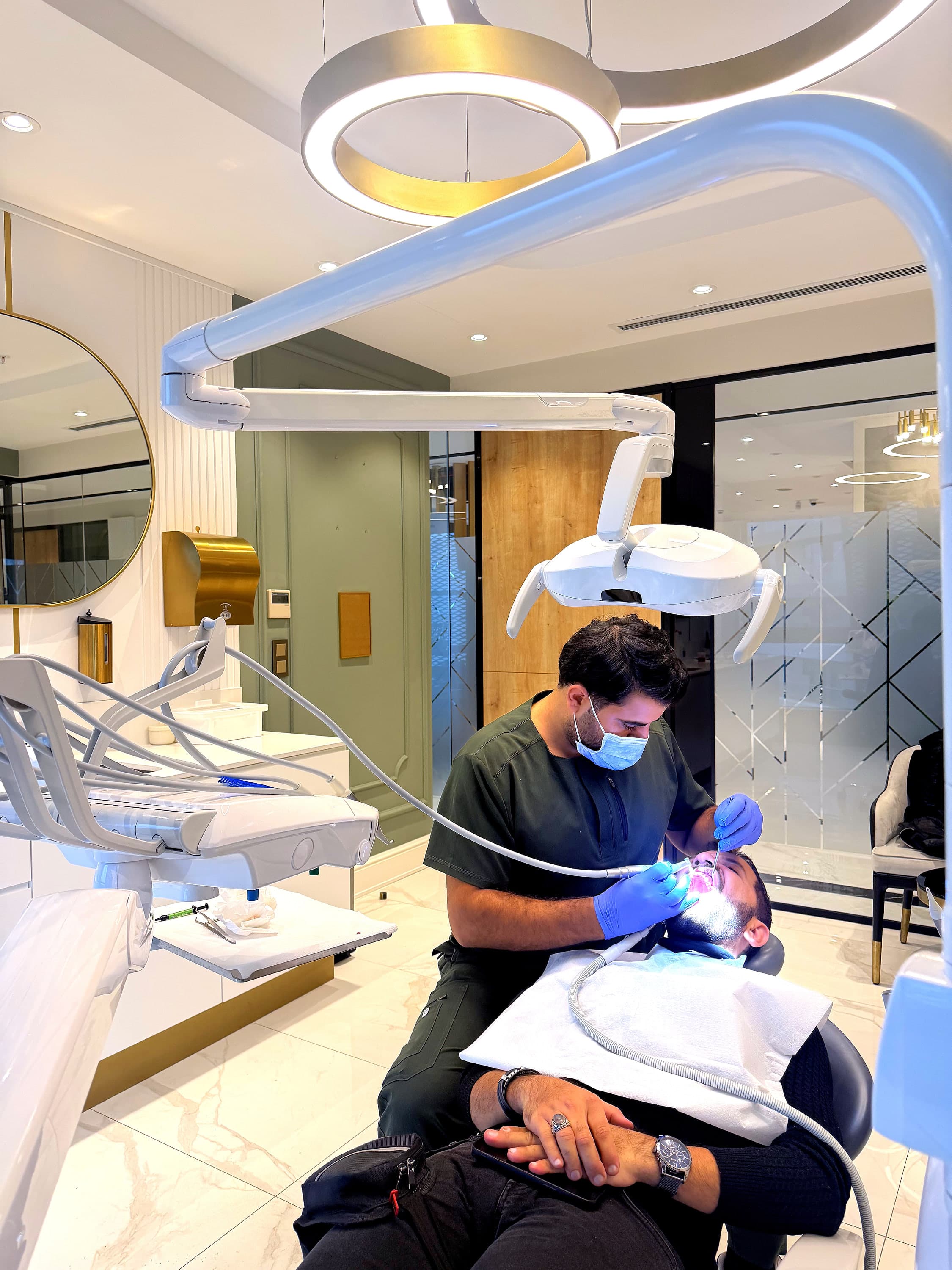 Ataköy 2-5-6. Kısım Bakırköy İstanbul Dt. Mahmut Alp Modern Diş Kliniği Lüks VIP Bekleme Salonu